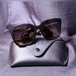 DIFF WOMEN’S OVERSIZED
BELLA POLARIZED SUNGLASSES.